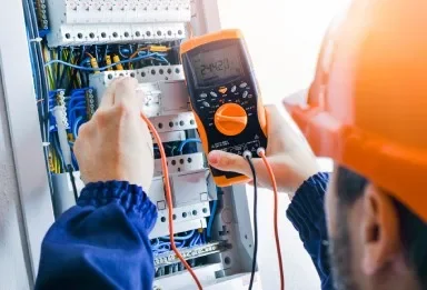 Elektriker utför elentreprenad