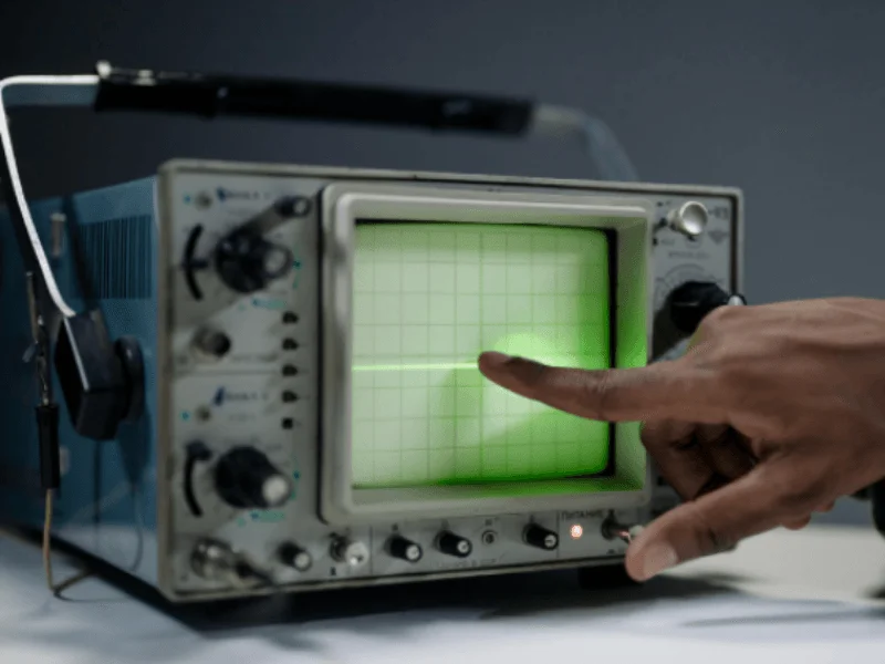 Elektriker arbetar med elmätinstrument
